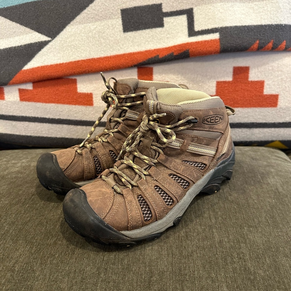 Womens KEEN Voyageur Mid Hiking Boots size 7.5